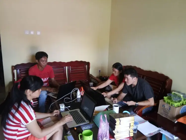 Kegiatan rutin tim saat melakukan penerjemahan Alkitab 
